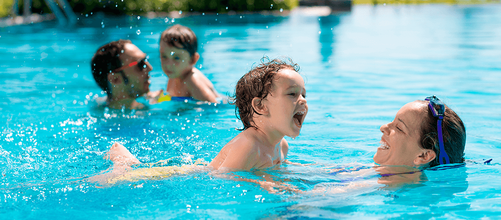 familia_en_piscina_de_condominio