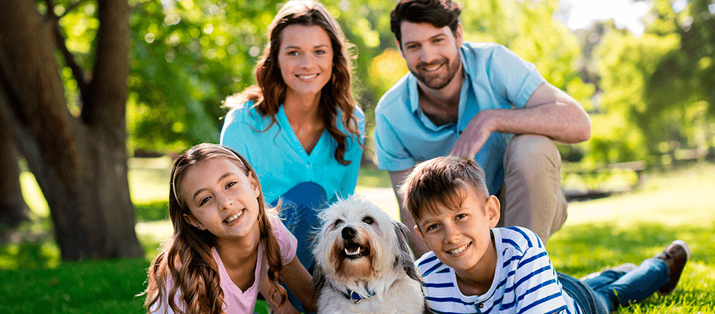 familia con mascota