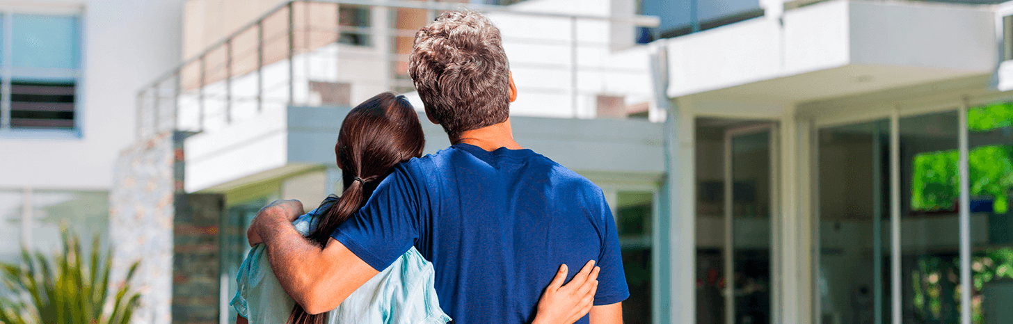 personas planeando comprar casa